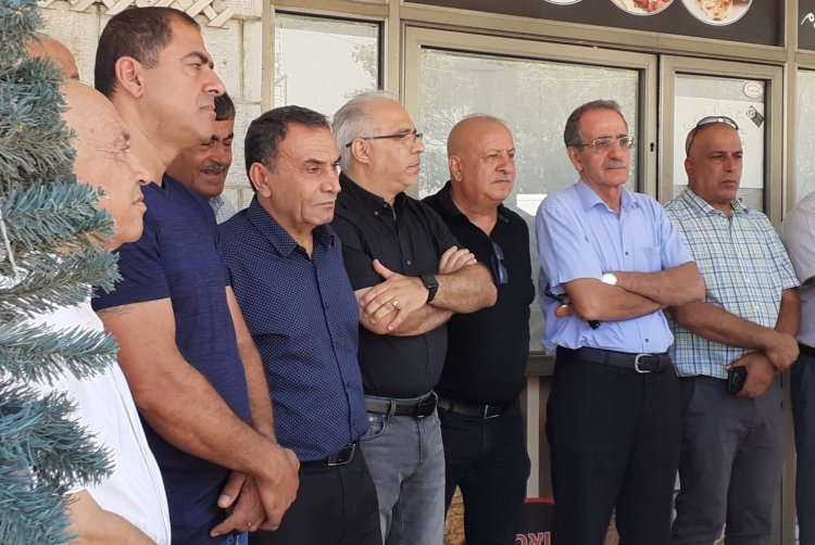 وقفة تضامنية مع عضو بلدية شفاعمرو نزار الياس بعد تعرض مكتبه لإطلاق نار