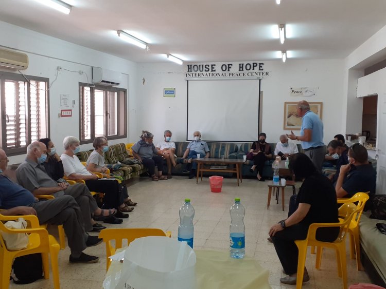 "فلسطينيون ويهود من أجل اللا عنف" يقدمون العزاء لأعضاء "بيت الأمل" في شفاعمرو برحيل الأستاذ الياس جبور