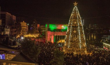إضاءة شجرة الميلاد في رام الله باحتفال رسمي وشعبي كبيرين