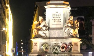 البابا فرنسيس أمام تمثال السيدة العذراء يصلي من أجل المرضى والمتألمين