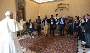 البابا فرنسيس يستقبل مجموعة من اللاجئين القادمين من قبرص