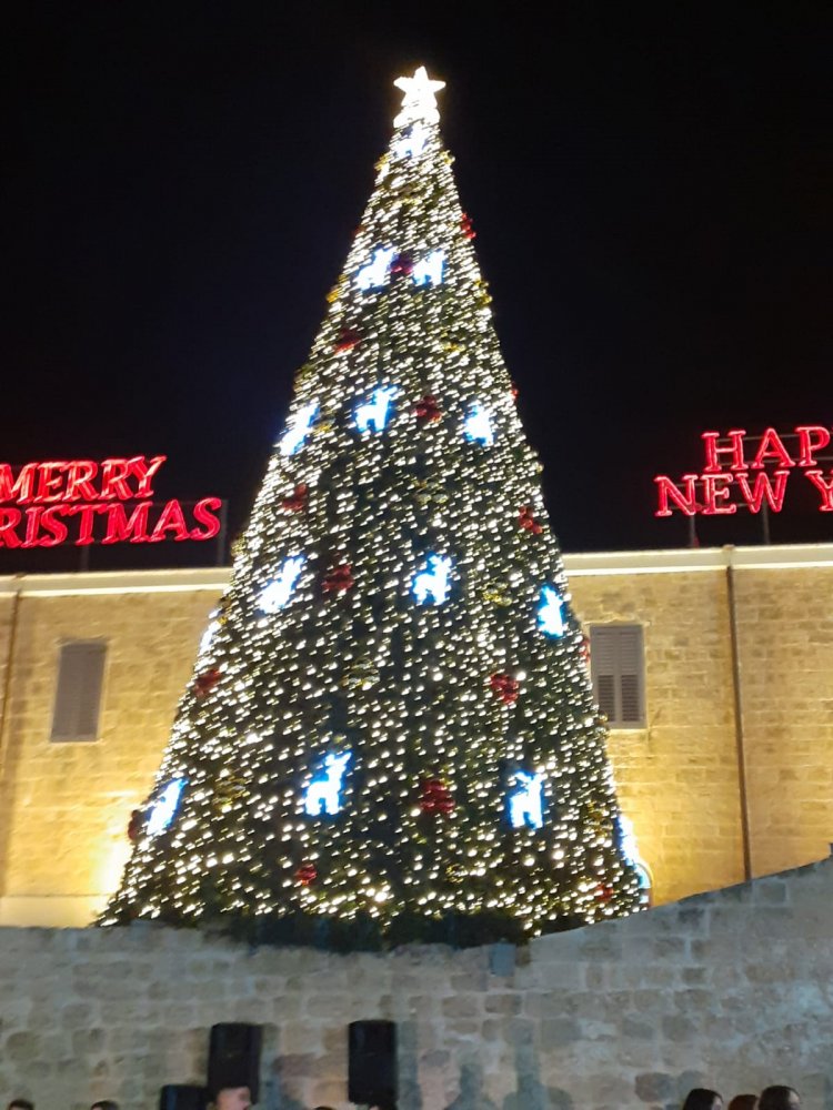 شفاعمرو تحتفل بإضاءة شجرة الميلاد بمسيرة جماهيرية وحفل متواضع