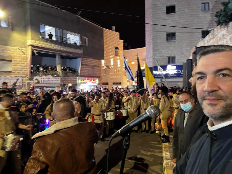 شفاعمرو تحتفل بإضاءة شجرة الميلاد بمسيرة جماهيرية وحفل متواضع