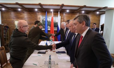 موسكو وكييف تتفقان على إقامة ممرات إنسانية لإجلاء المدنيين من مناطق النزاع