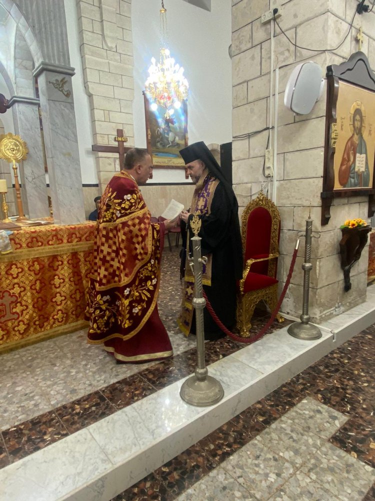 المطران يوسف متى الأب يقلد الأب ميشيل طعمة الصليب المقدس ويمنحه رتبة الأيكونيموس الكهنوتية