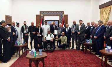 الرئيس محمود عباس يكرم الاعلامية الشهيدة شيرين أبو عاقلة ويمنحها نجمة القدس