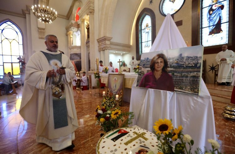 أمس الأحد رفعت الصلوات عن روح الشهيدة شيرين أبو عاقلة في الكنائس