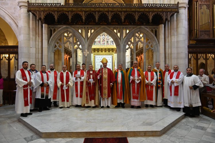 كاتدرائية القديس جورج في القدس تعجّ بالمصلّين بعيد العنصرة