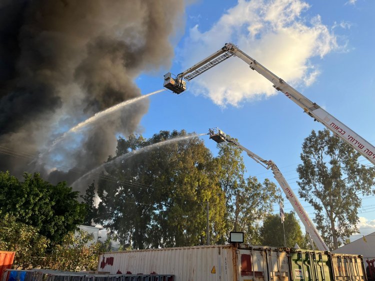 حريق وانفجارات في مبان صناعية تحوي مواد خطرة في منطقة خليج حيفا