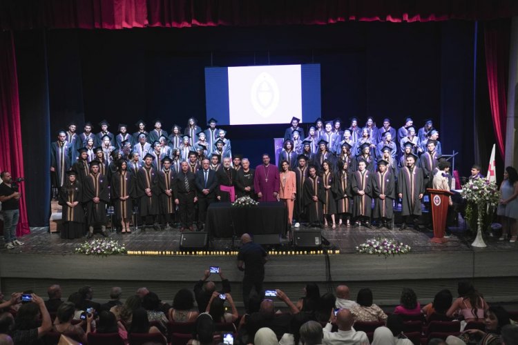 المطران حسام نعّوم يرعى حفل تخرج الفوج الـ26 في مدرسة المسيح الانجليكانية في الناصرة