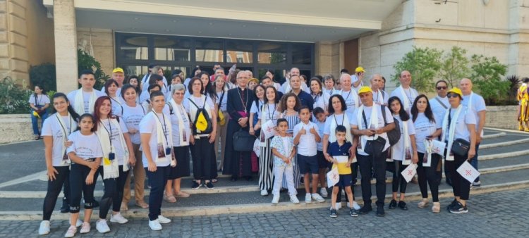 الفائزون في المسابقة القطرية لمعرفة الكتاب المقدس يلتقون قداسة البابا في حاضرة الفاتيكان