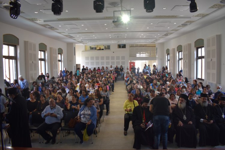 المئات من أبناء الكنائس في فلسطين يلتقون في رحاب كنائس القدس بمناسبة عيد الصليب المقدس