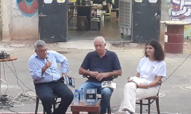 ندوة في حيفا حول كتاب ‘الكتابة على ضوء شمعة‘ بمشاركة حسن عبادي وأمير مخول