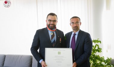 الرئيس الإيطالي يمنح الشاعر إيهاب بسيسو وسام نجمة إيطاليا برتبة فارس