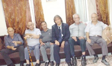 مجموعة من الشعراء والكتاب في زيارة ودية للشاعر والإعلامي الدكتور حاتم جوعية في بيته في المغار