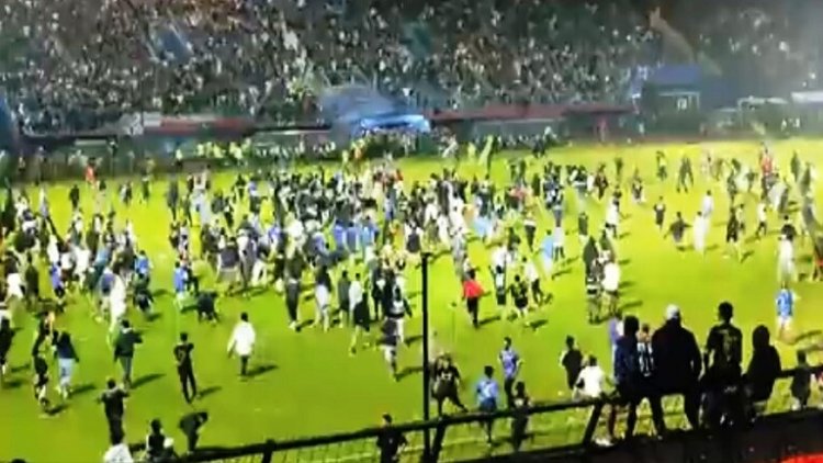 الرئيس الأندونيسي يعد بمراجعة سلامة كرة القدم بعد مقتل العشرات في أحد الملاعب