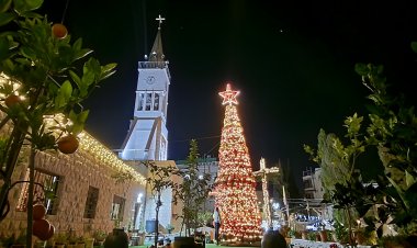 كنيسة اللاتين في الرينة تحتفل باضاءة الشجرة بمشاركة المجلس المحلي والأهالي