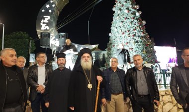 أهالي يضيئون شجرة الميلاد ودعوات للتسامح والمحبة قرية الجديدة