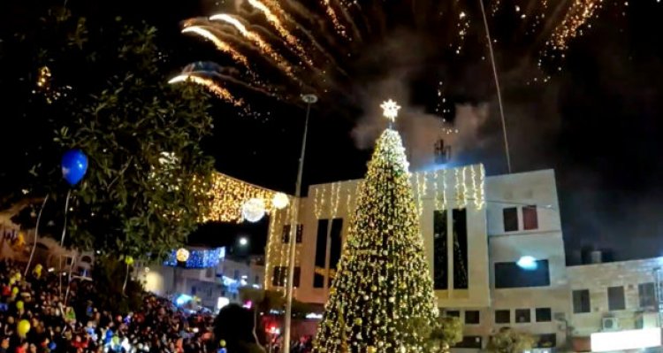 بيت جالا تحتفل بإضاءة شجرة عيد الميلاد المجيد في أجواء من التفاؤل والثبات