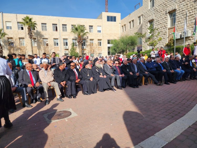 جامعة القدس في أبو ديس تحتفل باضاءة شجرة الميلاد بمشاركة أساقفة من الأرض المقدسة