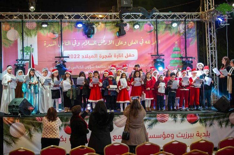 إنارة شجرة الفرح والسلام والمحبة شجرة عيد الميلاد في بلدة بير زيت