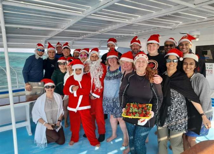 سائحون يحتفلون بالكريسماس على شواطئ الغردقة بملابس بابا نويل