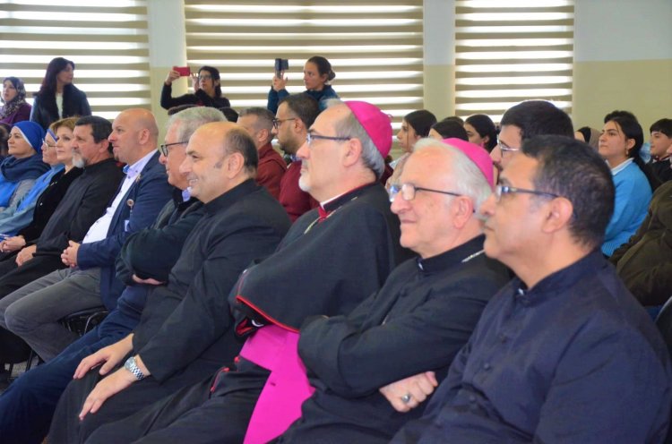 البطريرك باتيستا بيتسابالا يزور مدرسة العائلة المقدسة في غزة