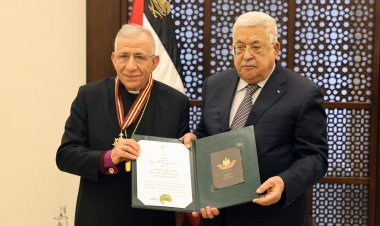 الرئيس الفلسطيني يمنح شخصيات ومؤسسات فلسطينية نجمة القدس ونجمة بيت لحم بمناسبة الأعياد المجيدة