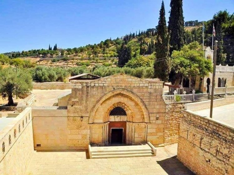 كنيسة قبر السيدة العذراء في القدس - "فهوذا منذ الآن جميع الأجيال تطوبنى" (لوقا 48:1) .