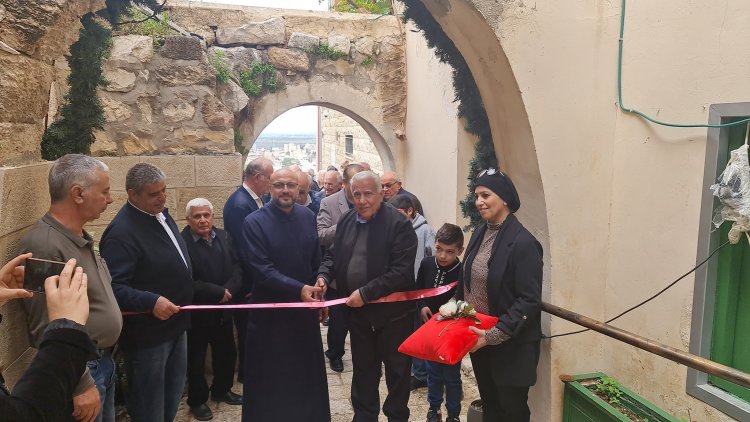 الكنيسة الأرثوذكسية بالتعاون مع المجلس المحلي والمركز الجماهيري في أبو سنان يفتتحون معرض لوحات خاص