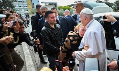 البابا فرنسيس يغادر المستشفى بعد ثلاثة أيام على مكوثه فيه