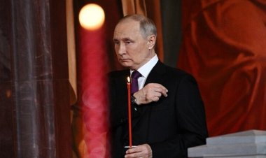 النار المقدسة تصل إلى موسكو من القدس مباشرة والرئيس بوتين يشارك في صلاة العيد