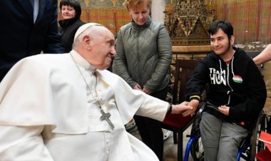 البابا فرنسيس يلتقي في بودابست الفقراء واللاجئين والشباب متحدثا عن لغة المحبة