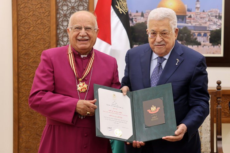 الرئيس الفلسطيني يقلد شخصيات فلسطينية من الداخل أوسمة رفيعة لقاء خدماتهم ونشاطهم الفكري