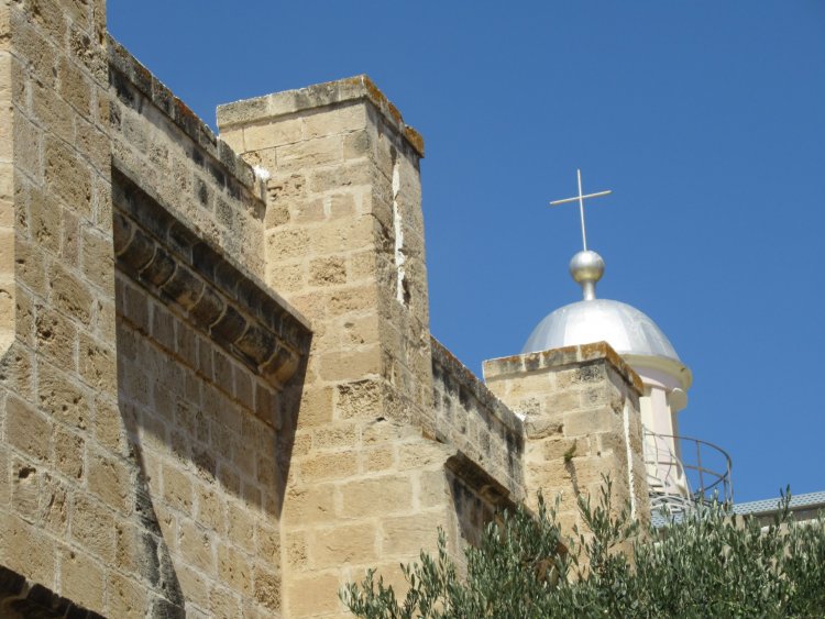 ماذا نفعل أمام تكرار الاعتداءات اليمينية المتطرفة على المقدسات المسيحية؟