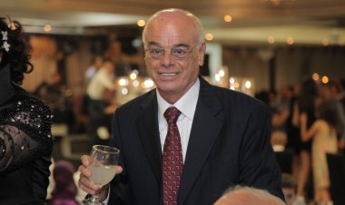 المتنبي في زيّه المعاصر..أدون المونتنابي!