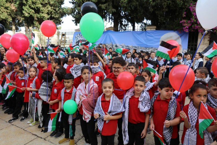 أطفال بيت لحم يطلقون صرخة للعالم بضرورة وقف الحرب في غزة من أمام كنيسة المهد