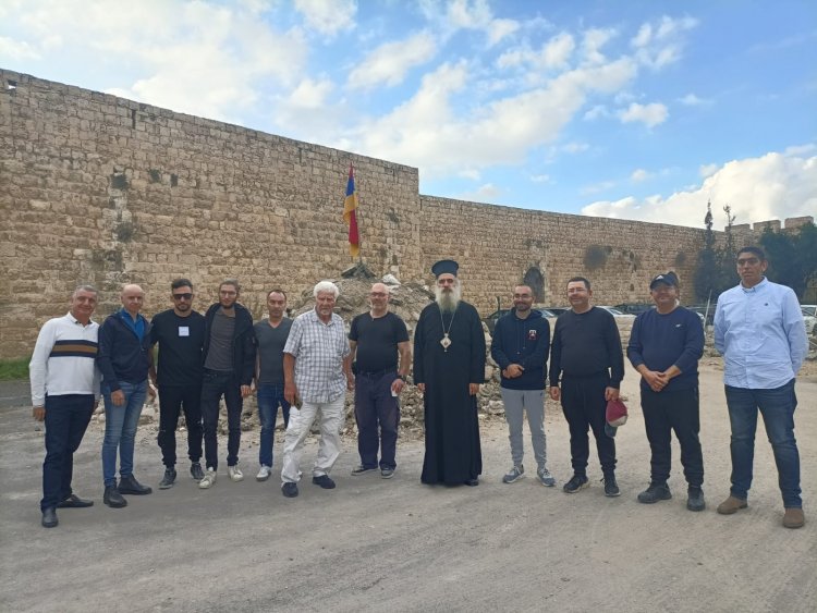 تجدد الاعتداءات العنصرية الاستفزازية على البطريركية الأرمنية في القدس والمطران حنا يتضامن