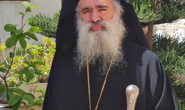 المطران عطا الله حنا: لا تنسوا صاحب العيد ورسالته وهو الذي أتى لكي ينشر قيم المحبة والرحمة والأخوة بين الناس