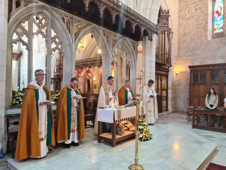 المطران حسام نعوم يترأس مراسم عيد القيامة في كاتدرائيّة القديس جورج في القدس