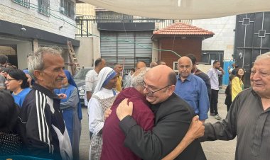 الأب رومانيلي يعود إلى كنيسته في غزة بعد سبعة أشهر من اندلاع الحرب