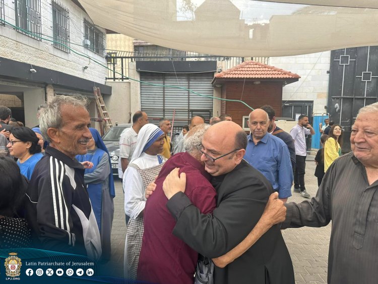 الأب رومانيلي يعود إلى كنيسته في غزة بعد سبعة أشهر من اندلاع الحرب