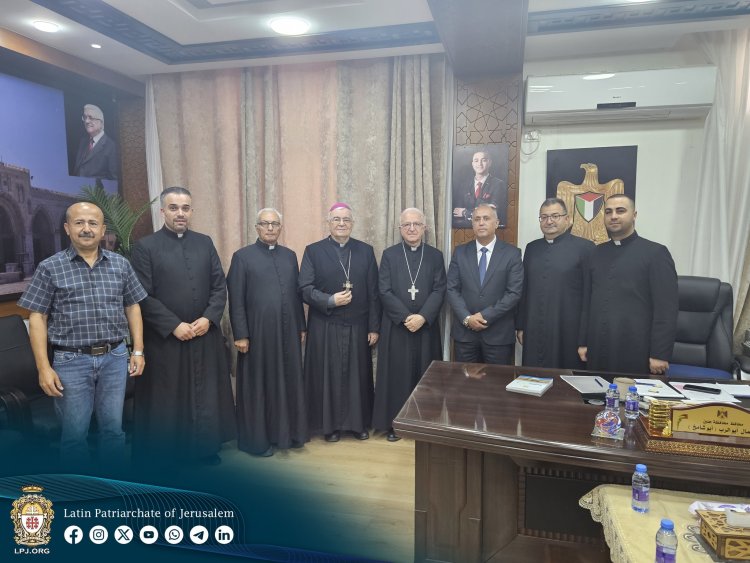 وفد من البطريركية اللاتينية يتفقد كنيسة جنين بعد اقتحامها من قبل الجيش الاسرائيلي