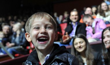 الضحك يعزز القدرة على تحمل الألم ويحسّن الصحة العامة