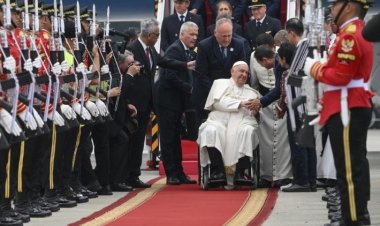 البابا فرنسيس يصل إندونيسيا مبتدئا أطول زيارة رسولية منذ بداية حبريته