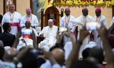 البابا فرنسيس يلتقي أساقفة وكهنة بابوا غينيا الجديدة وجزر سليمان