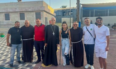 قام المطران رفيق نهرا يزور مدينة الرملة بعد الانفجار الرهيب من الأسبوع الماضي