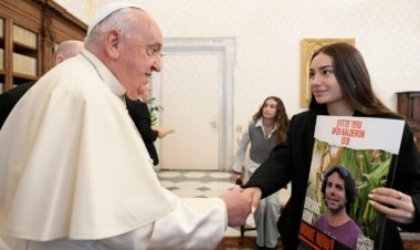 البابا يستقبل مجموعة من الرهائن الإسرائيليين السابقين في قطاع غزة