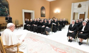 البابا فرنسيس يستقبل راهبات عائلة الناصرة المقدسة