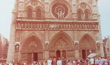 كاتدرائية نوتردام في باريس تقيم قداديس الميلاد للمرة الأولى منذ حريق 2019